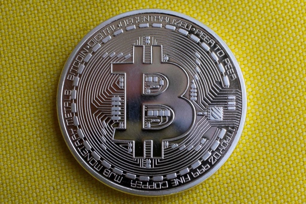 Bitcoin and Gold Jockey for Position in $10K Long-Term Investment Poll