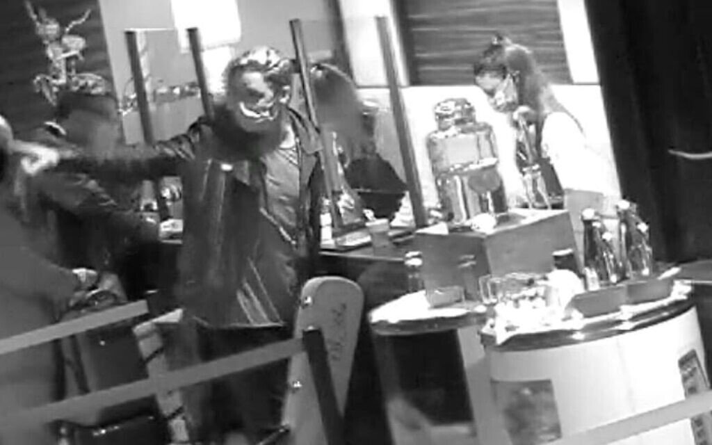 New video seems to challenge singer’s claim of antisemitism at German hotel