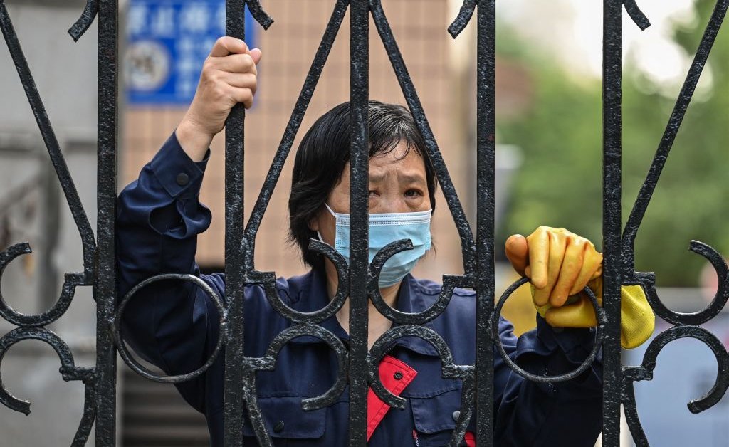 After Weeks of Being Locked Down, Workers Clash With Guards at an Apple Supplier’s Factory in Shanghai