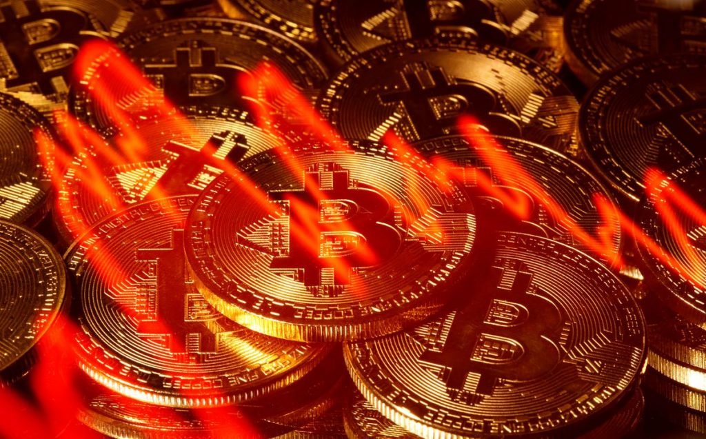 Bitcoin plunges as Caisse-backed crypto company Celsius Network freezes customer withdrawals, transfers – The Globe and Mail