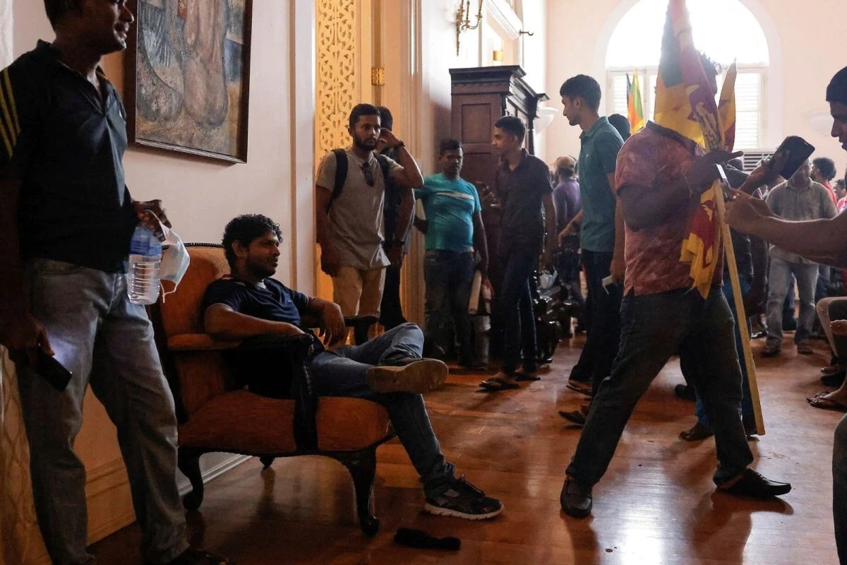 Anti-govt Protesters in Sri Lanka Claim They Found Millions of Rupees Inside President Rajapaksa’s House