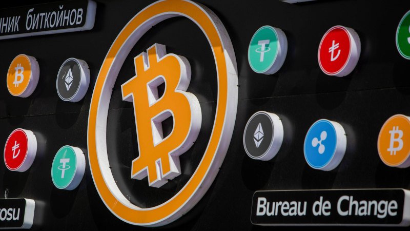 Why are US banks collapsing but bitcoin is still on the rise?