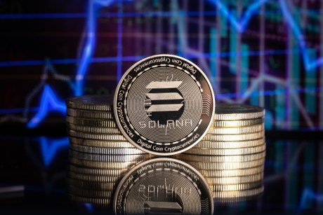 Solana (SOL) Surges 18%, But Watch Out For Crowd FOMO